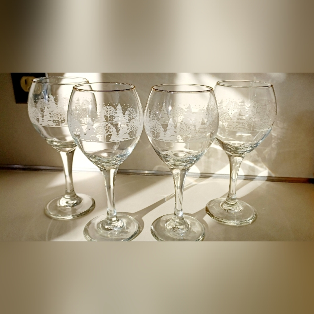 Holiday Vintage Etched Wine Glass